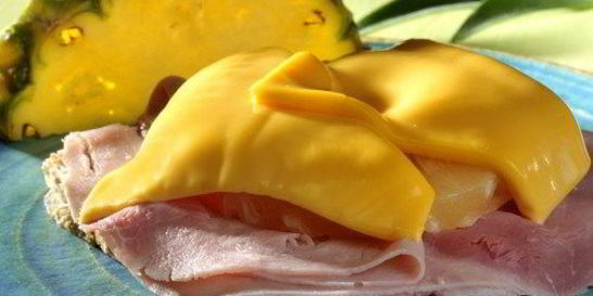 Тост с ветчиной и ананасами