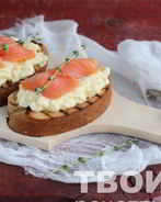 Тост с яичницей-болтуньей и семгой