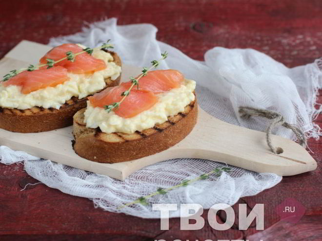 Рецепт тоста с яичницей-болтуньей и семгой