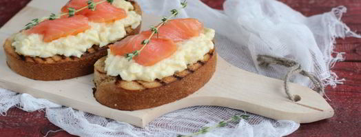 тост с яичницей-болтуньей и семгой. Шаг 9