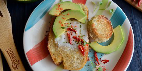 Тост с яйцом и авокадо