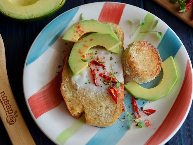 Рецепт тоста с яйцом и авокадо