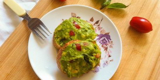 Тосты с авокадо и помидором