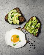 Тосты с авокадо, креветками и жареным яйцом