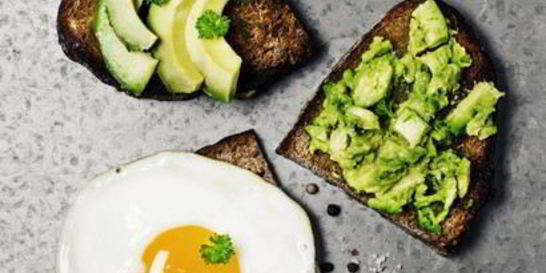 Тосты с авокадо, креветками и жареным яйцом