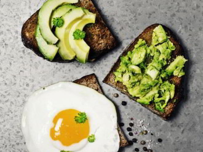 Рецепт тостов с авокадо, креветками и жареным яйцом