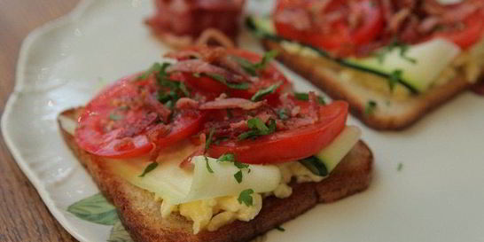Тосты с беконом, помидорами, цукини и сыром