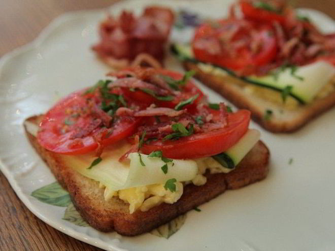 Рецепт тостов с беконом, помидорами, цукини и сыром