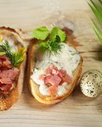 Тосты с брынзой, беконом и перепелиными яйцами