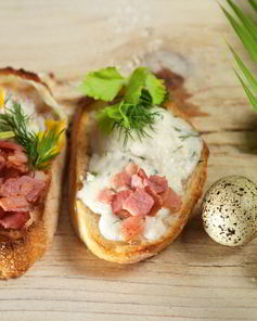Тосты с брынзой, беконом и перепелиными яйцами