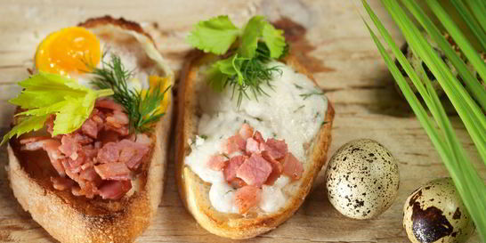 Тосты с брынзой, беконом и перепелиными яйцами