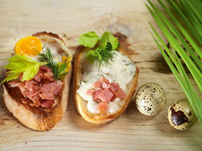 Рецепт тостов с брынзой, беконом и перепелиными яйцами