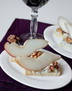 Тосты с грушами и голубым сыром