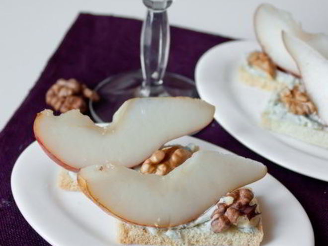 Рецепт тостов с грушами и голубым сыром