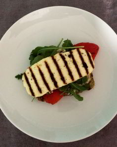 Тосты с хумусом, рукколой и адыгейским сыром гриль