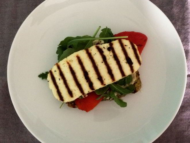 Рецепт тостов с хумусом, рукколой и адыгейским сыром гриль