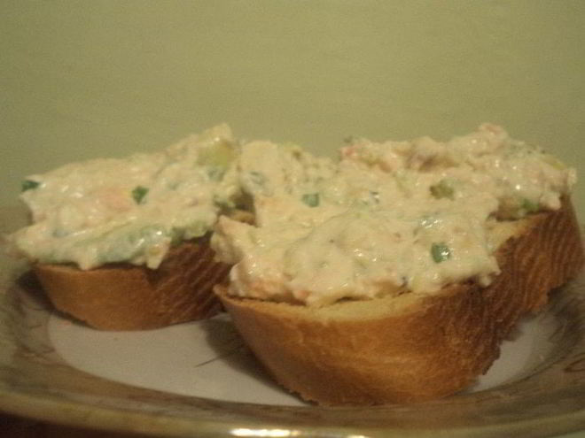 Рецепт тостов с лососем, авокадо и дижонской горчицей