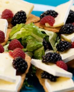 Тосты с малиной и ежевикой