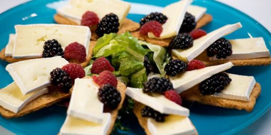 Тосты с малиной и ежевикой