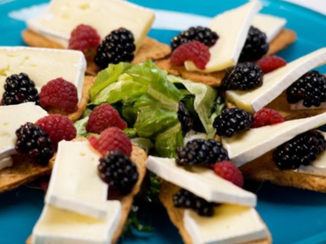 Рецепт тостов с малиной и ежевикой