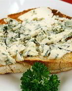 Тосты с пармезаном, голубым сыром и зеленым луком