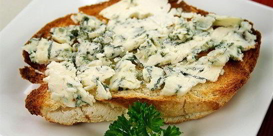 Тосты с пармезаном, голубым сыром и зеленым луком