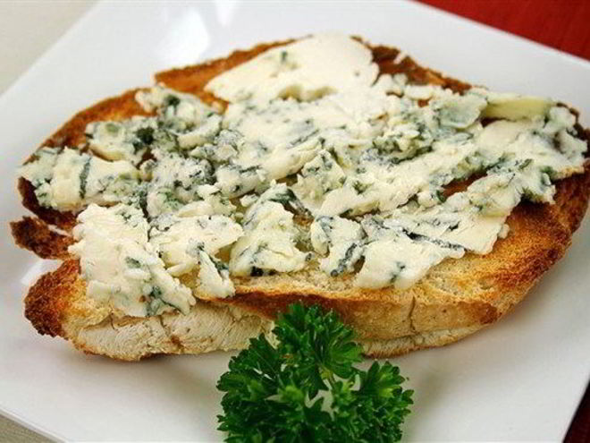 Рецепт тостов с пармезаном, голубым сыром и зеленым луком