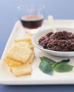 Тосты с пармезаном и пастой из черных оливок