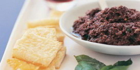 Тосты с пармезаном и пастой из черных оливок