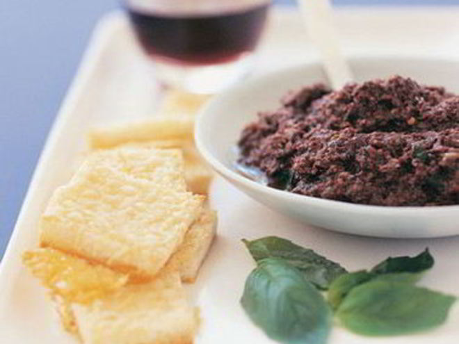 Рецепт тостов с пармезаном и пастой из черных оливок