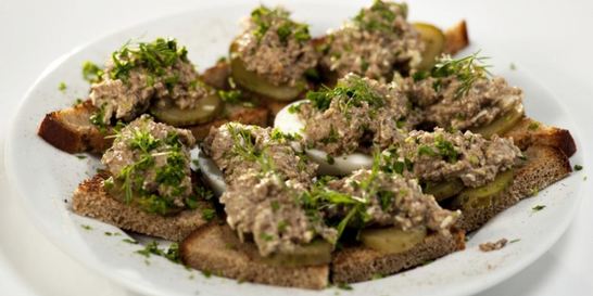 Тосты с паштетом из говяжьей печенки