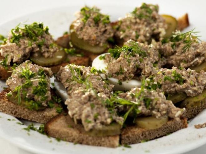 Рецепт тостов с паштетом из говяжьей печенки