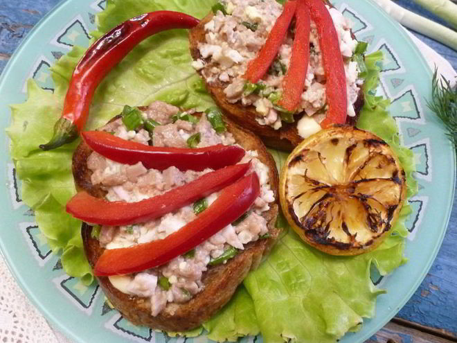 Рецепт тостов с печенью налима и сладким перцем