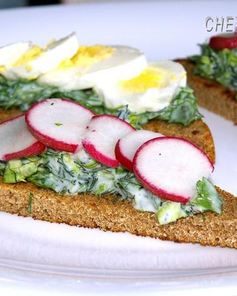 Тосты с руколой и яйцом, зеленью и редисом