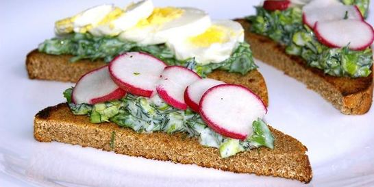 Тосты с руколой и яйцом, зеленью и редисом