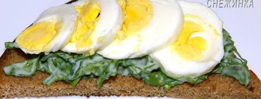 тосты с руколой и яйцом, зеленью и редисом. Шаг 9