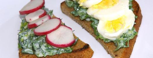 тосты с руколой и яйцом, зеленью и редисом. Шаг 10