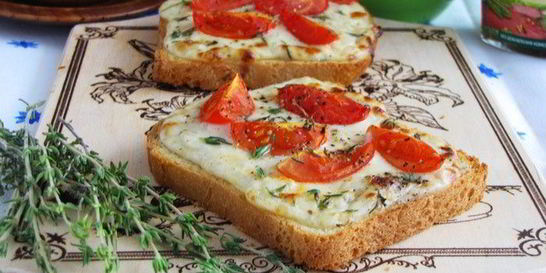 Тосты с сырным соусом и помидорами черри