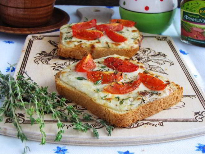 Рецепт тостов с сырным соусом и помидорами черри