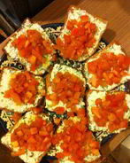 Тосты с творогом, чесноком и зеленью