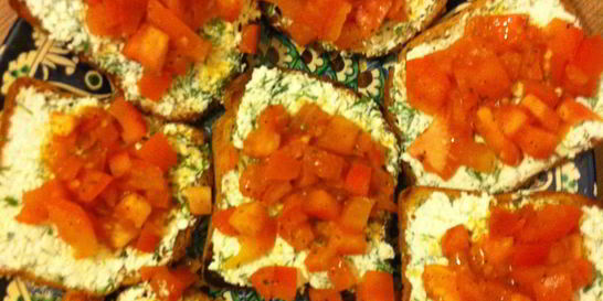 Тосты с творогом, чесноком и зеленью