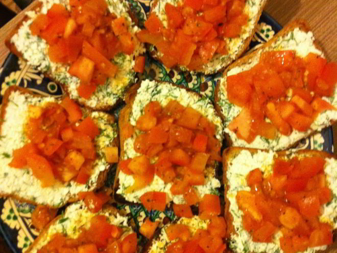 Рецепт тостов с творогом, чесноком и зеленью