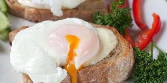 Тосты с яйцом-пашот и Моцареллой