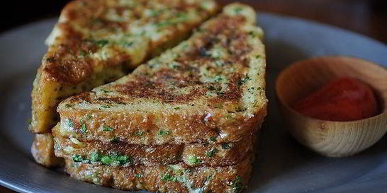 Тосты с зеленым луком и кинзой