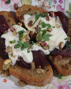 Тосты со свеклой, фисташками и йогуртовой заправкой