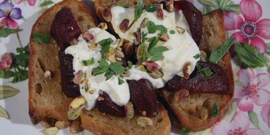 Тосты со свеклой, фисташками и йогуртовой заправкой
