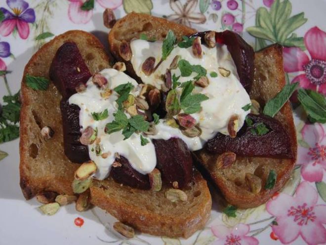 Рецепт тостов со свеклой, фисташками и йогуртовой заправкой