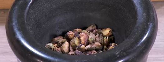 тосты со свеклой, фисташками и йогуртовой заправкой. Шаг 4