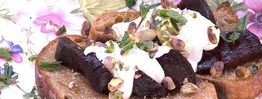 тосты со свеклой, фисташками и йогуртовой заправкой. Шаг 8