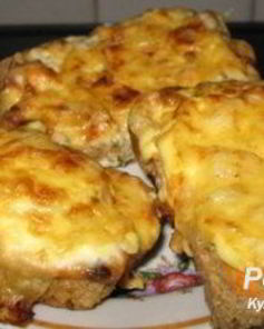 Запеченный тост с фаршем, помидорами, сыром